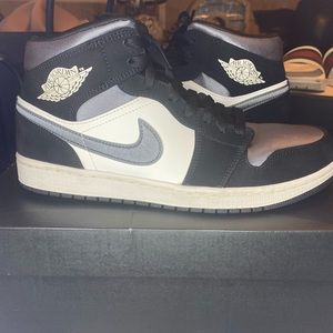 Size 10 Jordan’. Mid se.